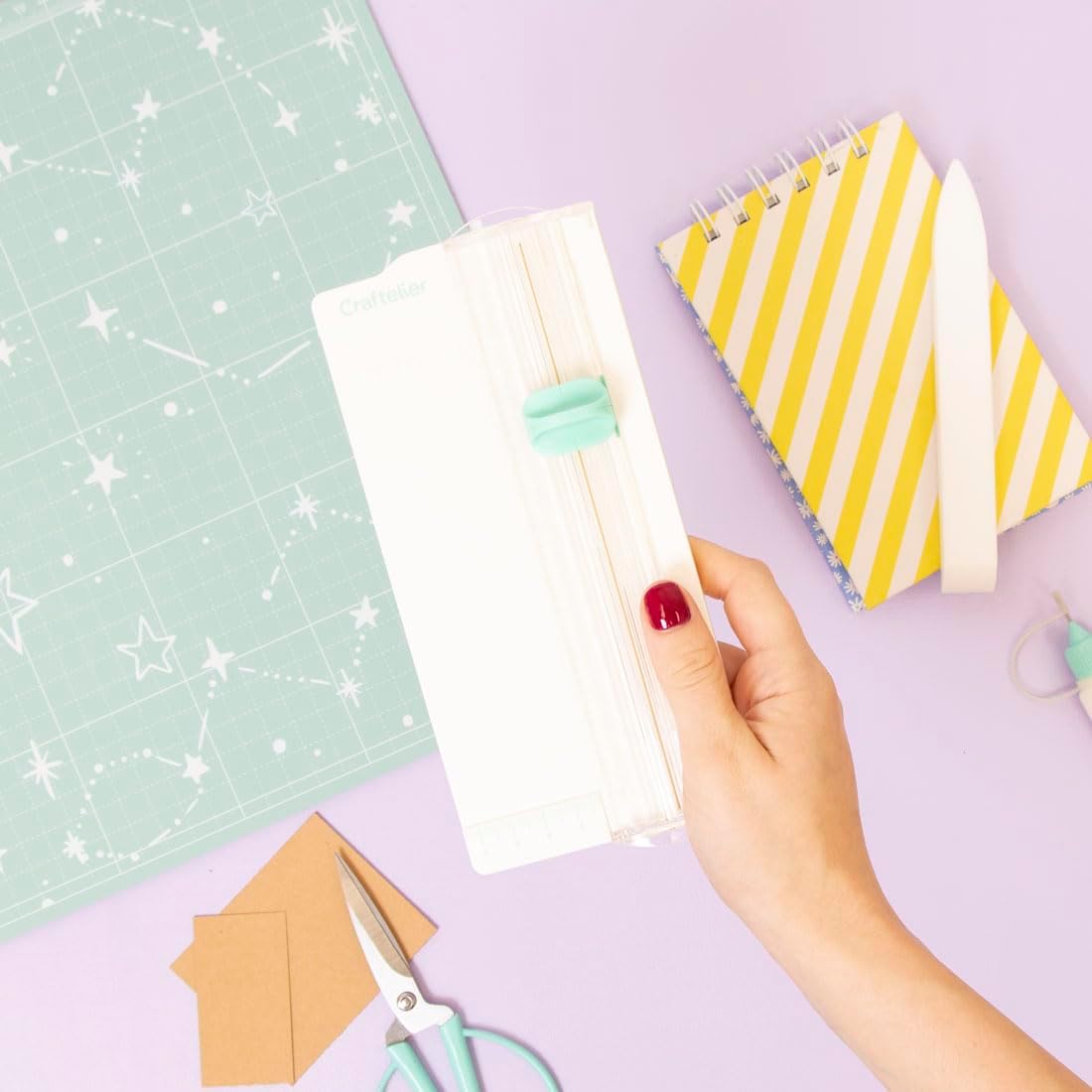 Craftelier - Mini portable cutter to measure and cut paper and cardboard for scrapbooking or crafting with folding tool, blade and transparent ruler | Dimensions 6.5 x 15.3 cm