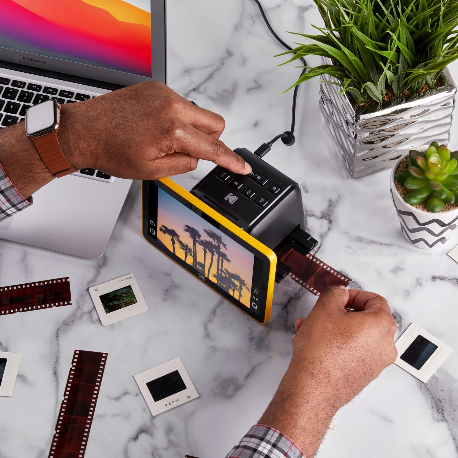 KODAK Slide N Scan Digital Film Scanner Max 7" - Large 7" LCD Screen Converts Color Negatives to 22MP HD n&b JPEG RODFS70