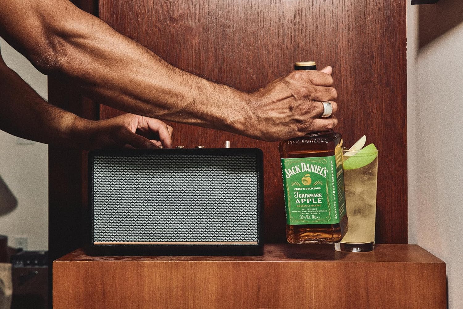 Jack Daniel's Tennessee Apple – Green Apple Whiskey, American Liqueur with a Fresh and Sweet Taste, Natural Crisp Apple Flavor, 35% Vol., 100 cl Glass Bottle Apple 100cl