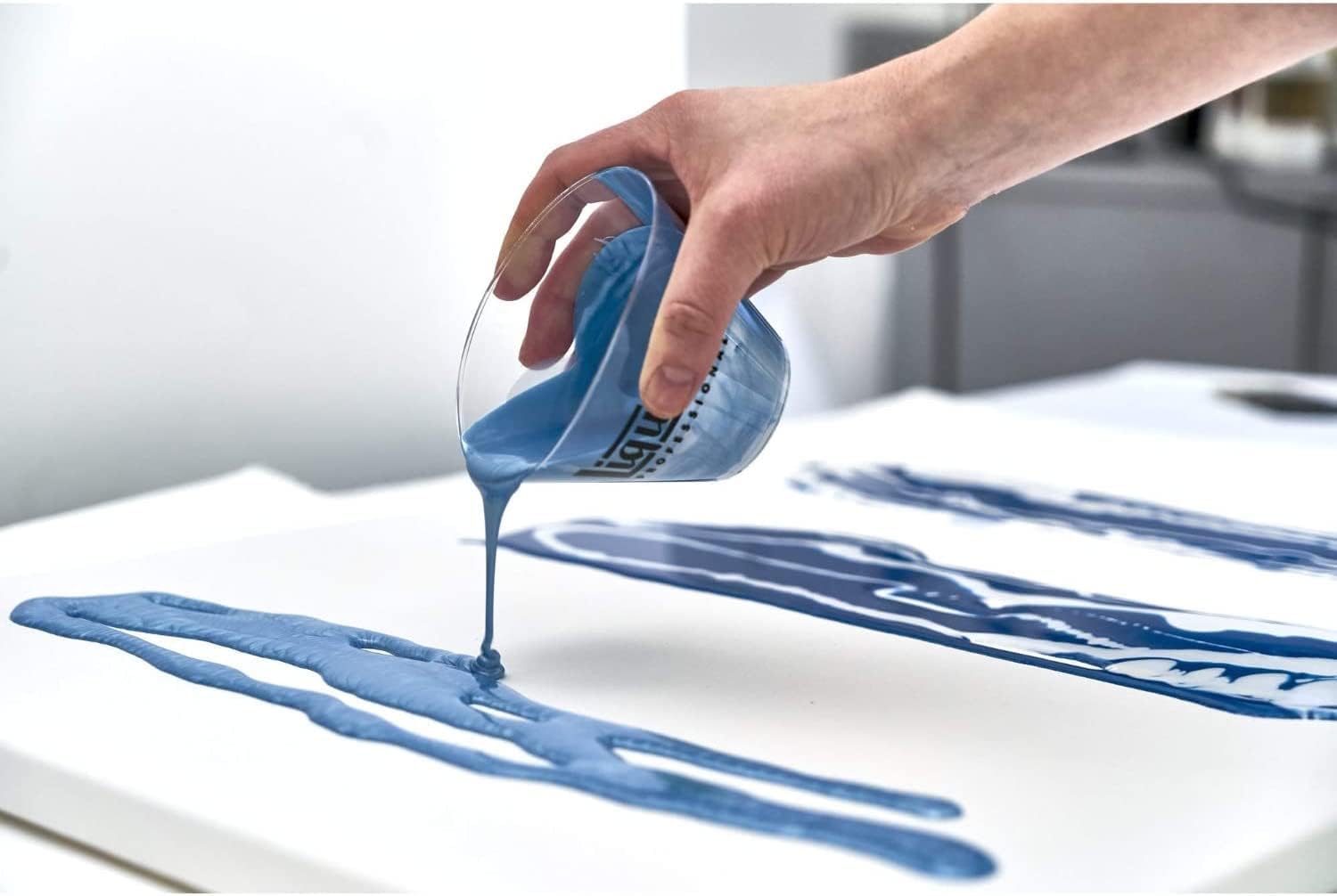 LIQUITEX 8870516 Pouring and Pouring Medium, Waterproof, Non-Yellowing, Flexible, Increases Paint Flow - Pouring Medium for Acrylic Paint, 473ml Bottle Brilliant 437ml (Pack of 1)