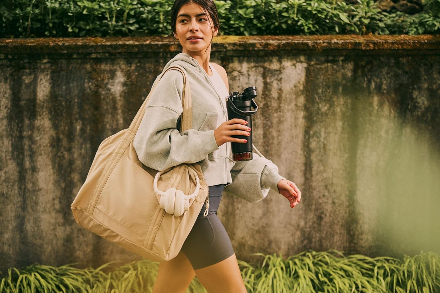 STANLEY Vitalize Shaker Bottle 20 oz | Leakproof Insulated Stainless Steel Shaker Cup | Base Storage and Twist On Fast Flow Lid | Protein Shakes and Pre Workout Powder | BPA-Free | Chalk Chalk 20 oz