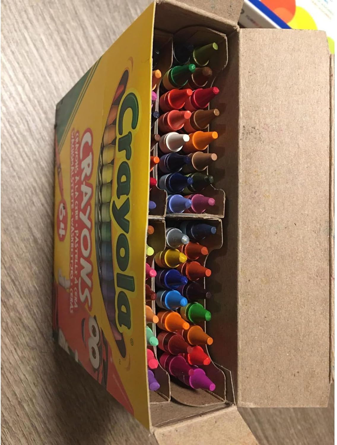 CRAYOLA Wax Crayons, Pack of 64 crayons, Sharpener Included in the Pack, for School and Leisure, 64 Assorted Colors, Made with Solar Energy, 52-6448 Retractable