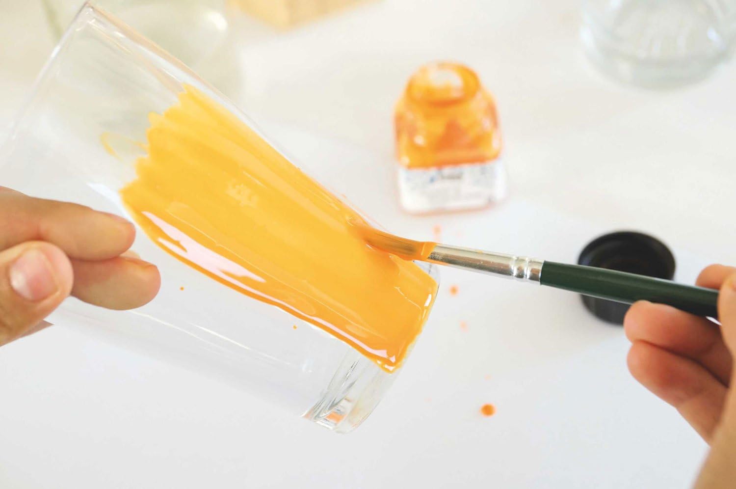 KREUL 16601 - Glass & Porcelain Clear Set of 6 20 ml glass and porcelain clear paint jars with 1 brush Water-based paint (yellow, orange, red, blue, green and brown)