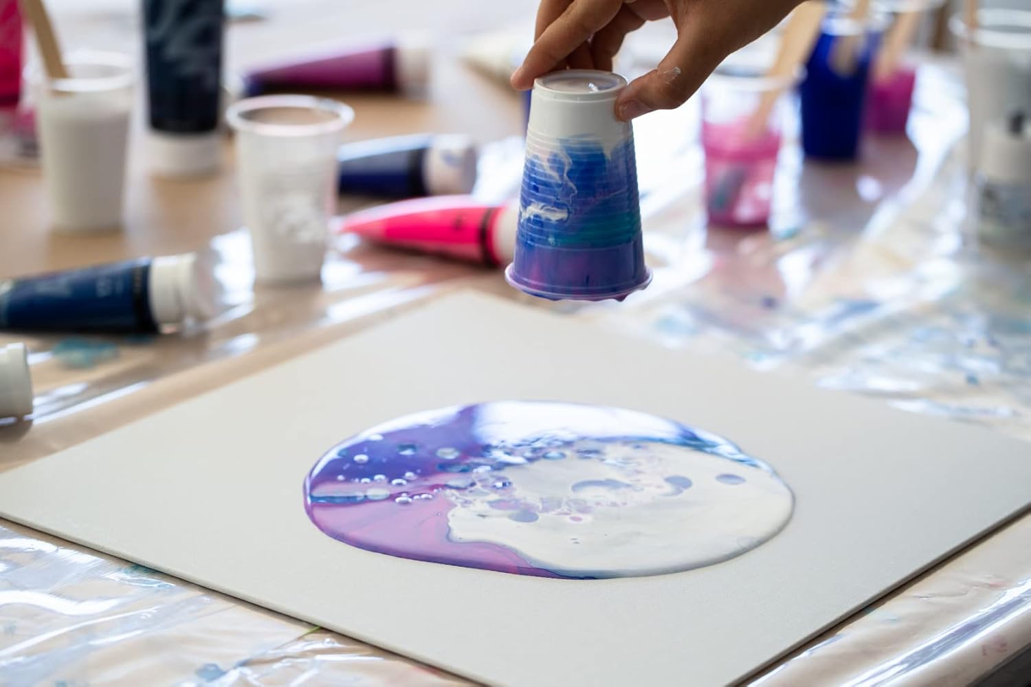 Pébéo - Set Pouring Experiences - Ready-to-use pre-mixed acrylic colors - 6 bottles of 118ml - White + Red + Blue + Turquoise + Black + Gold Set of 6 colors - Pouring