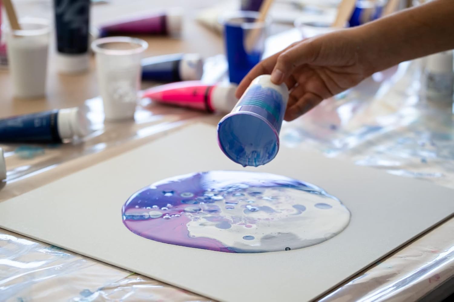 Pébéo - Set Pouring Experiences - Ready-to-use pre-mixed acrylic colors - 6 bottles of 118ml - White + Red + Blue + Turquoise + Black + Gold Set of 6 colors - Pouring